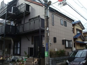 玄関前階段に手すりを取り付けて怖さを軽減