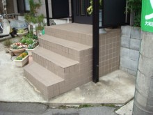 玄関前階段に手すりを取り付けて怖さを軽減
