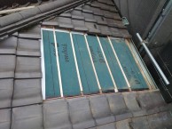 酸性雨で穴が開いた屋根と雨樋を補修