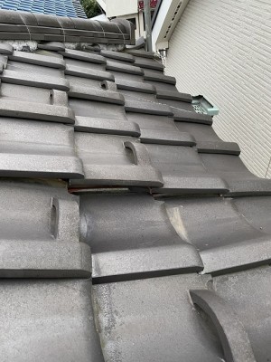 酸性雨で穴が開いた屋根と雨樋を補修