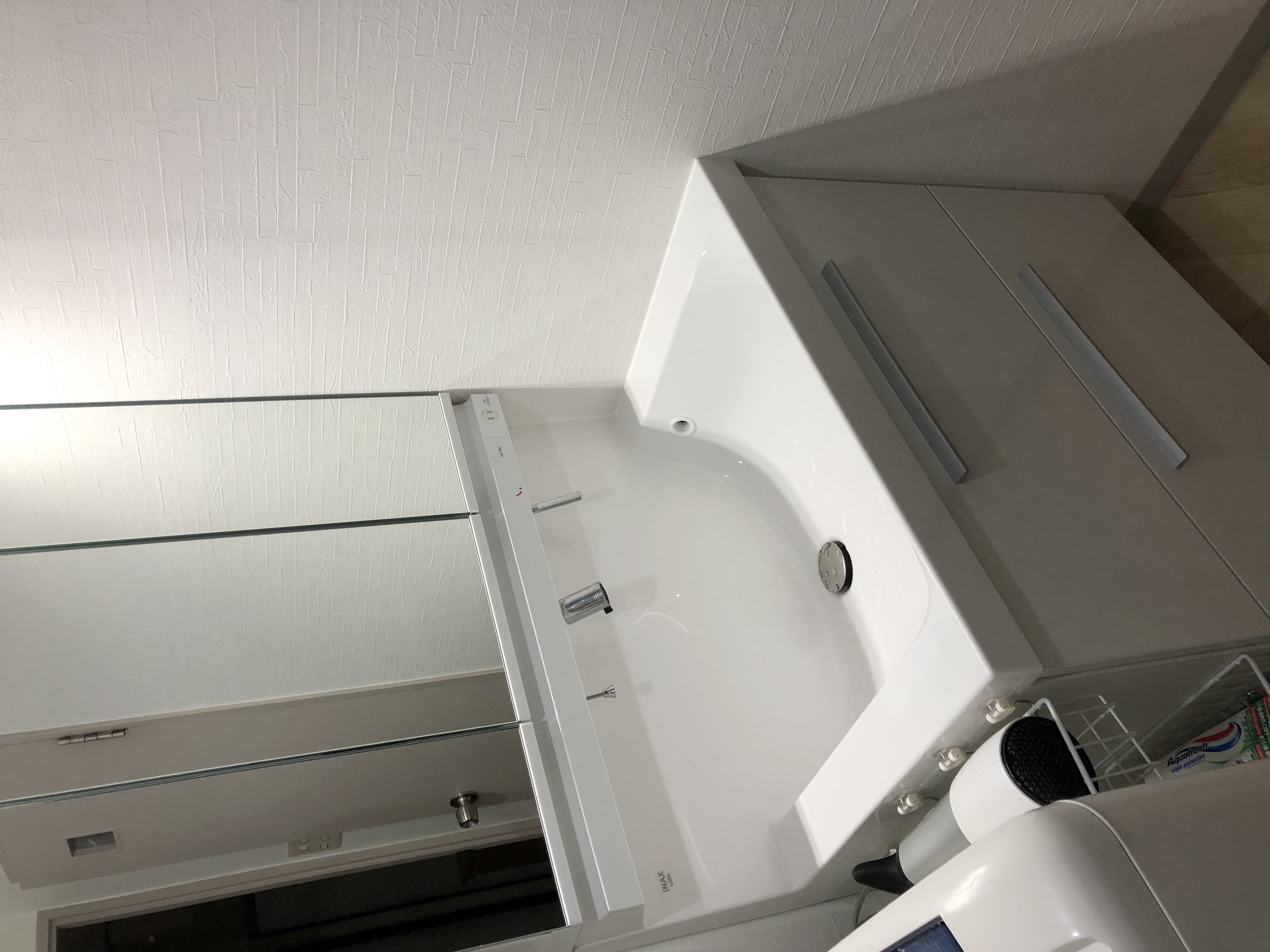 白を基調としたモダンな雰囲気の洗面所