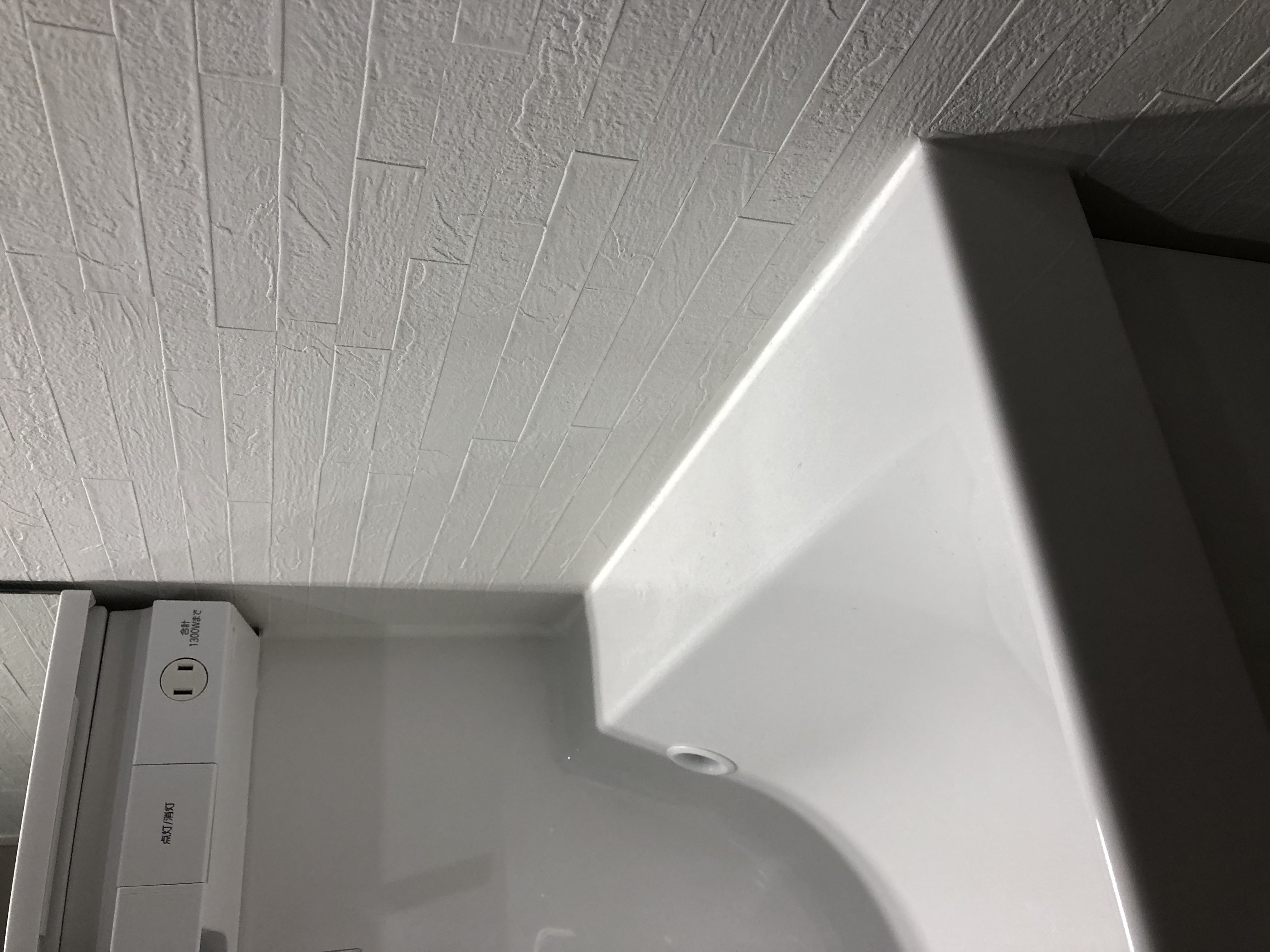 白を基調としたモダンな雰囲気の洗面所