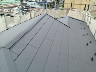 屋根の経年劣化によるガルバ鋼板を重ね葺き