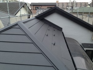 屋根の経年劣化によるガルバ鋼板を重ね葺き