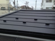 屋根の経年劣化によるガルバ鋼板を重ね葺き