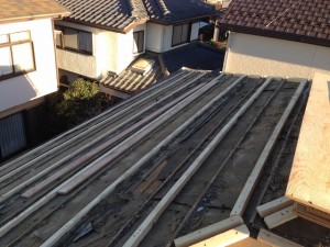 重い瓦から軽いコロニアル屋根に変更