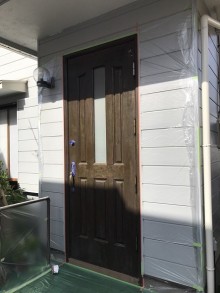 玄関ドアの塗装塗りなおしで艶出し