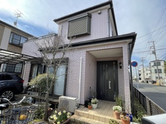 色褪せた外壁をピンク・雨樋はダークグレーに塗装