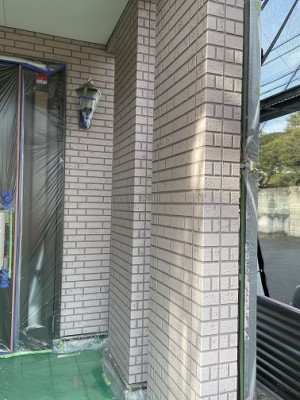 色褪せた外壁をピンク・雨樋はダークグレーに塗装