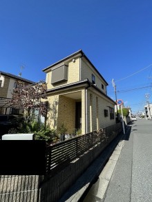 色褪せた外壁をピンク・雨樋はダークグレーに塗装