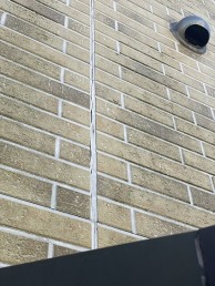 色褪せた外壁をピンク・雨樋はダークグレーに塗装