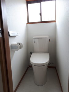 明るい空間のトイレに仕上げ