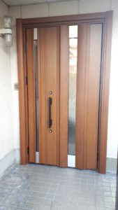 木目調の玄関ドアにイメージチェンジ