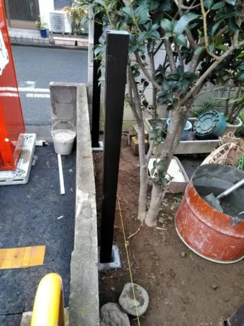 古くなり歪んだフェンスを改修