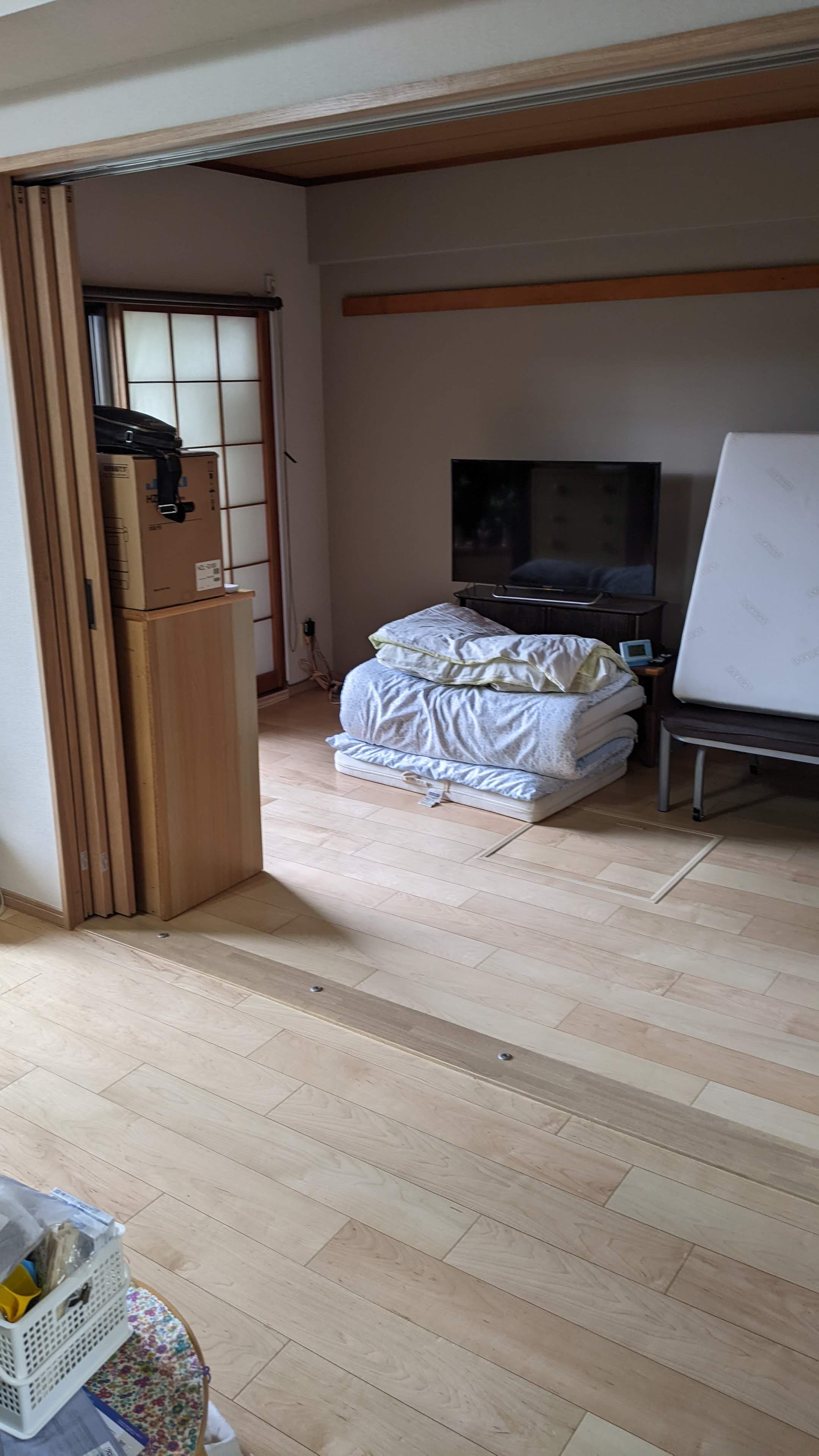 壁を一部撤去でリビングを拡張・L型からI形キッチン変更