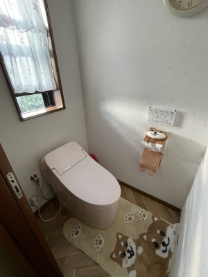 タンクレス風デザインのトイレでスッキリとした空間に