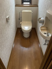 タンクレス風デザインのトイレでスッキリとした空間に