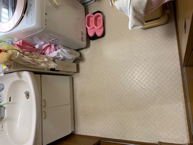 増築して収納たっぷりの新しい洗面化粧台のある洗面室