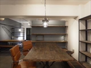 シックな色合いを基調としたオシャレなオフィス