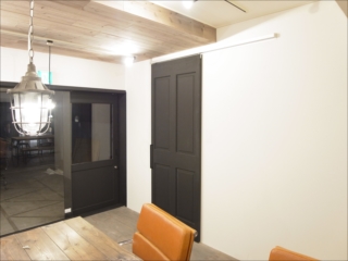 シックな色合いを基調としたオシャレなオフィス