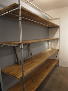 シックな色合いを基調としたオシャレなオフィス
