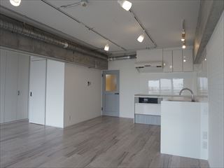 老朽化に伴い天井に高さを出し古い印象を一新