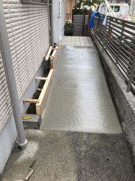 駐車場から玄関までコンクリートスロープを造作