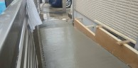 駐車場から玄関までコンクリートスロープを造作