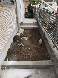 駐車場から玄関までコンクリートスロープを造作