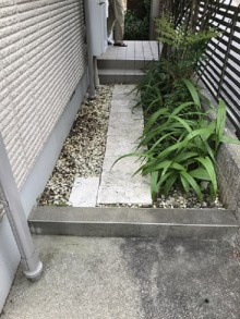 駐車場から玄関までコンクリートスロープを造作