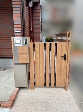 木目調の門扉に変更・宅配ボックスを新設