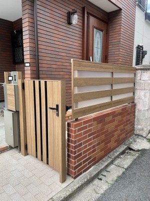 木目調の門扉に変更・宅配ボックスを新設