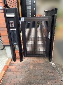 木目調の門扉に変更・宅配ボックスを新設