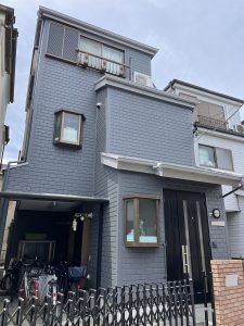 水色から落ち着いたグレーの外観に塗装