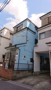 水色から落ち着いたグレーの外観に塗装