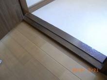 洗面所段差を開き戸の敷居撤去で解消