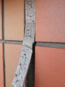 劣化しているシーリングをきれいに打ち替え