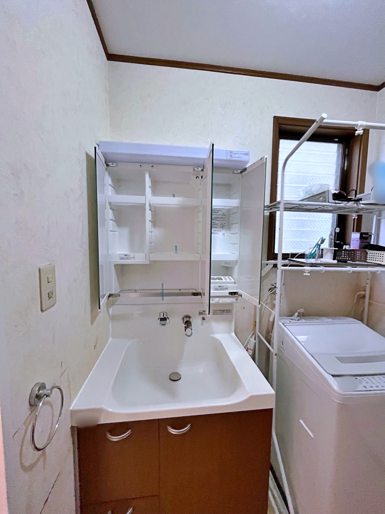収納たっぷり、お掃除ラクラクな壁水栓の洗面化粧台