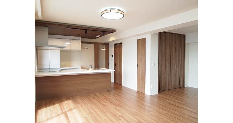 木目調を基調としたモダンでオシャレな空間