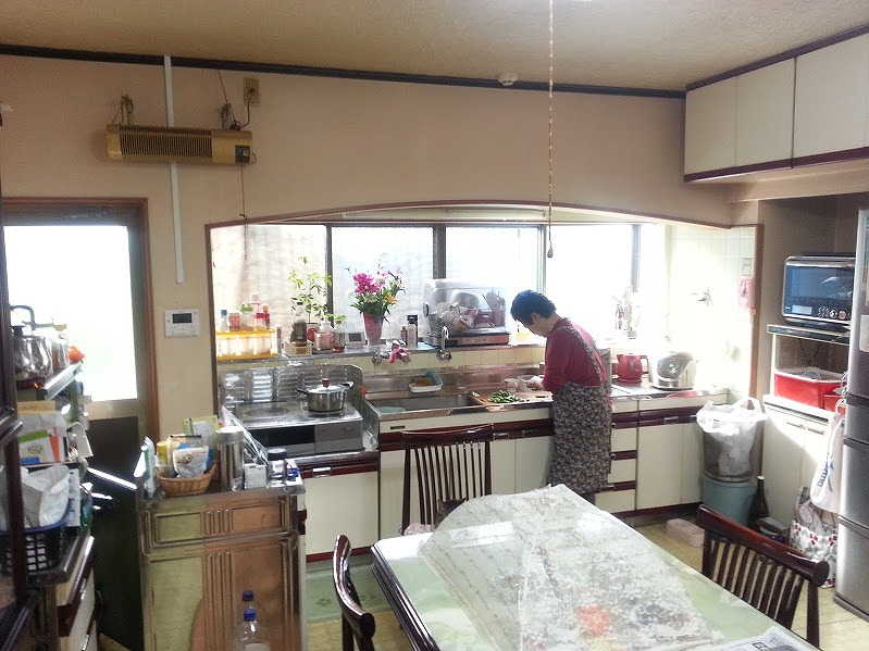 子供夫婦ど同居する為に対面キッチンにしたい