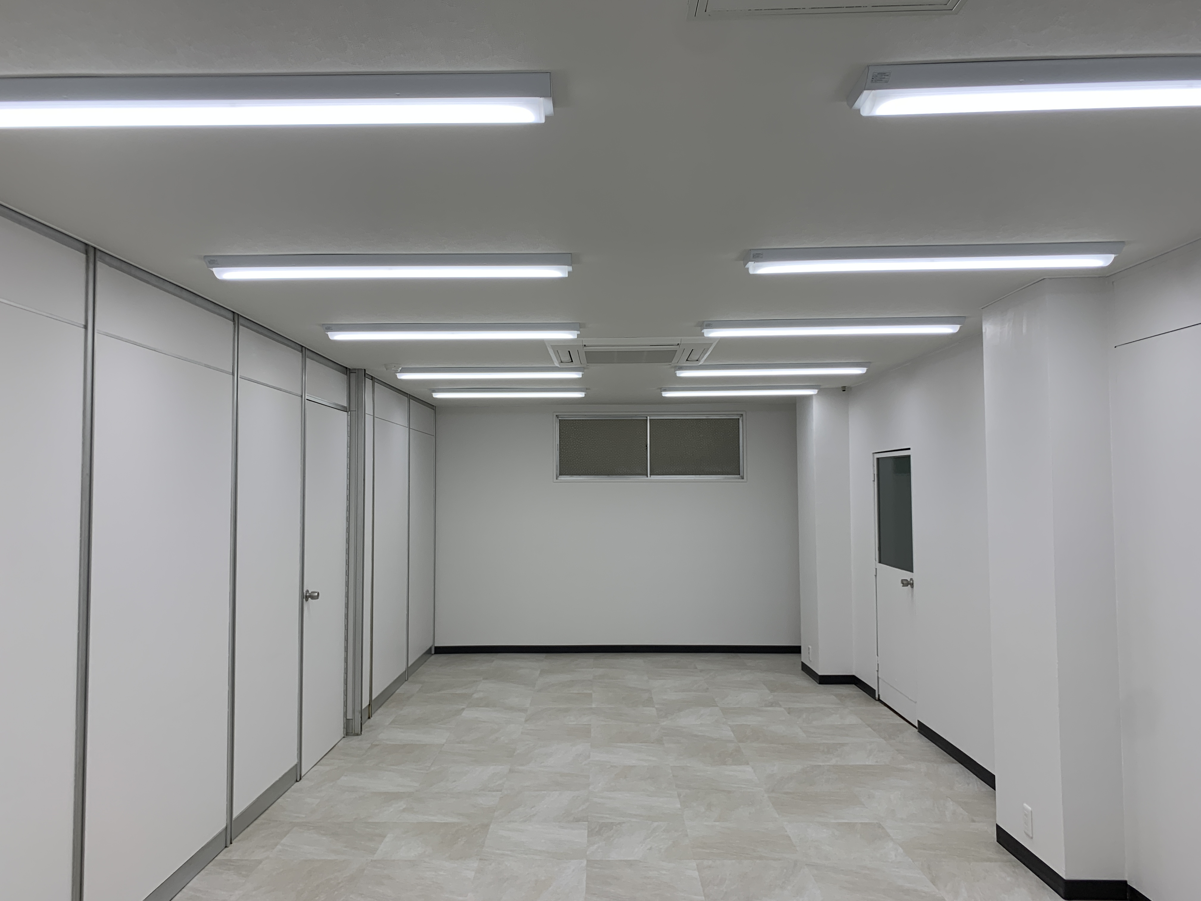 空き店舗改装　白を基調とした明るい清潔感のある事務所に