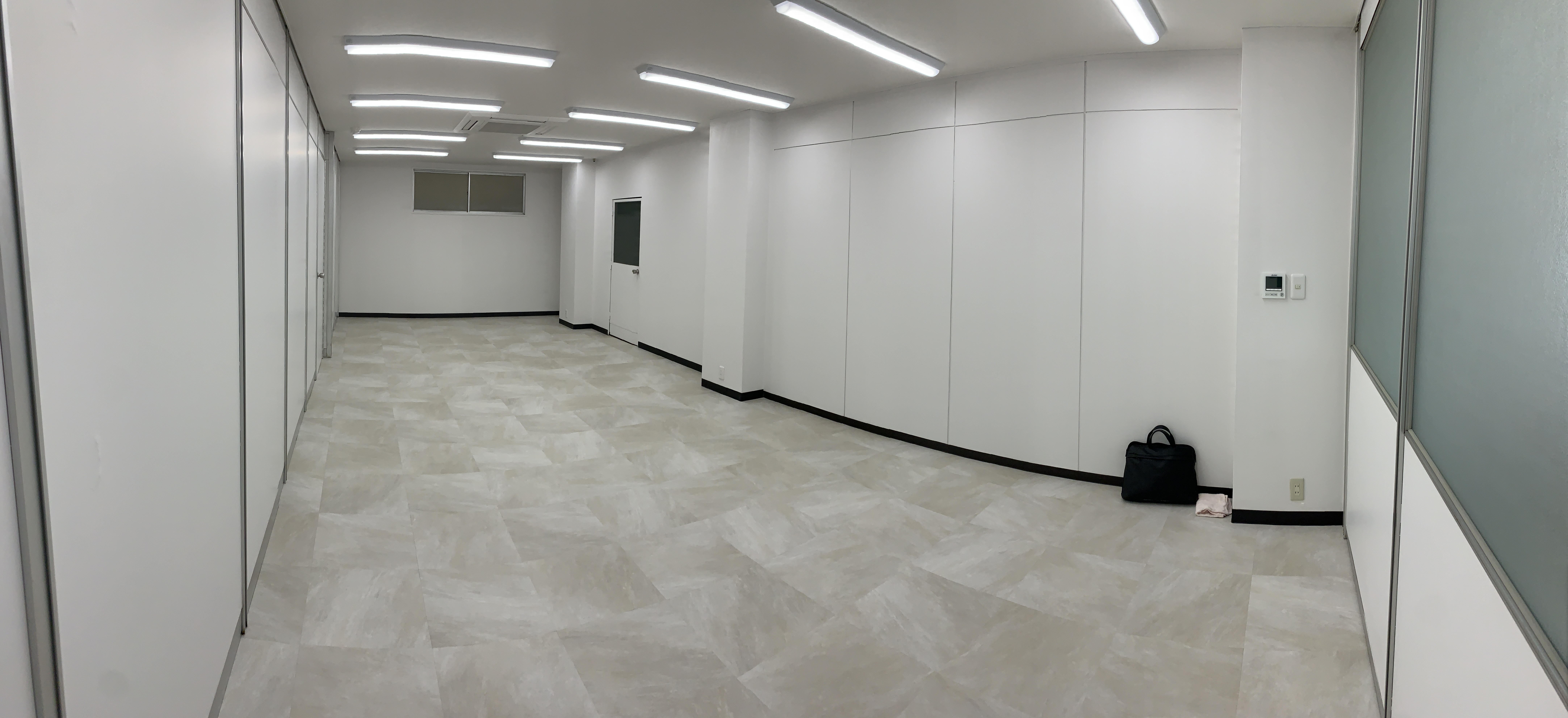 空き店舗改装　白を基調とした明るい清潔感のある事務所に