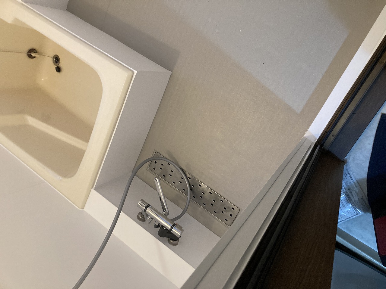 枚方市　バスパネル張り工事