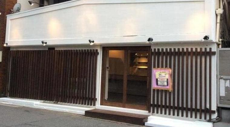 焼き鳥店をシンプルモダンな装いに仕上げ