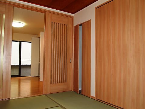 道路に面した玄関部分減築し駐車場として活用可能