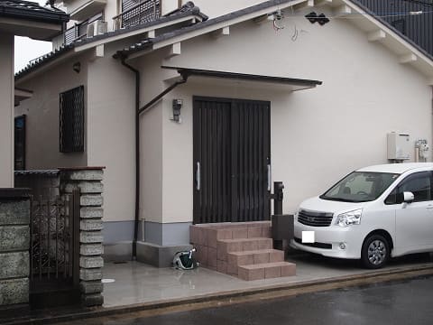 道路に面した玄関部分減築し駐車場として活用可能
