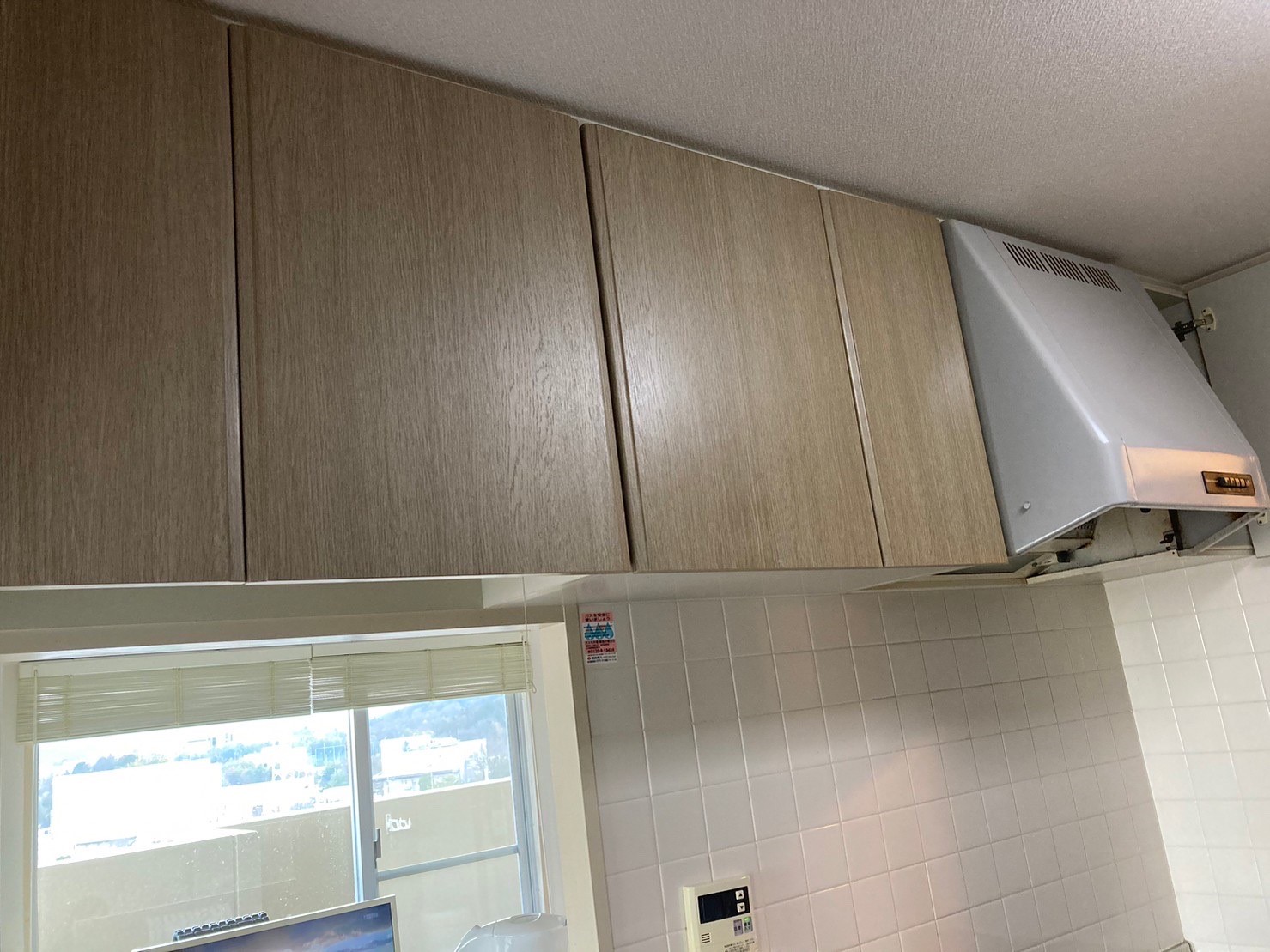 清潔感と温かみを両立させた、機能的なキッチン