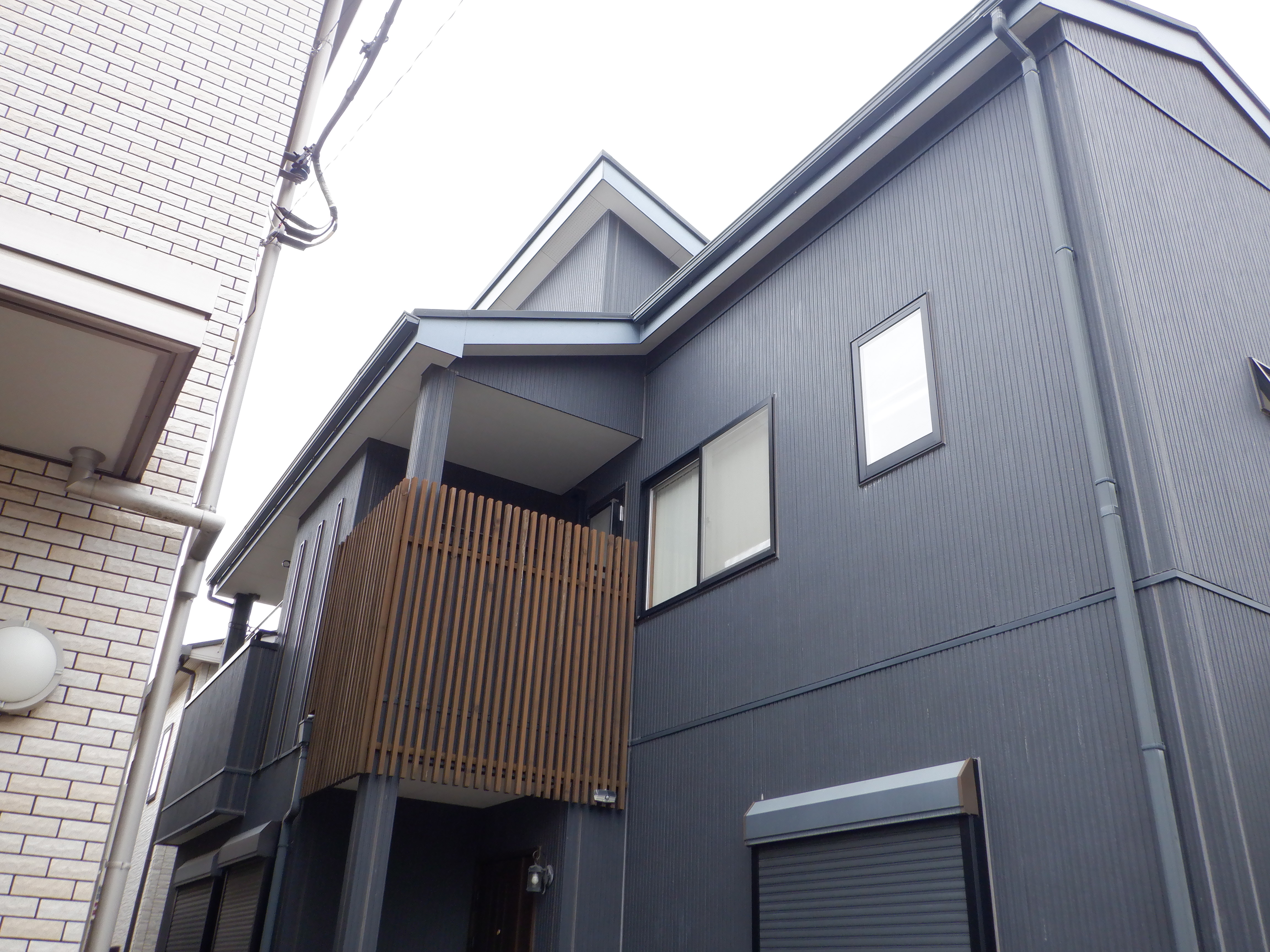 屋根カバーと外壁塗装で超高耐久に邸宅を守ります