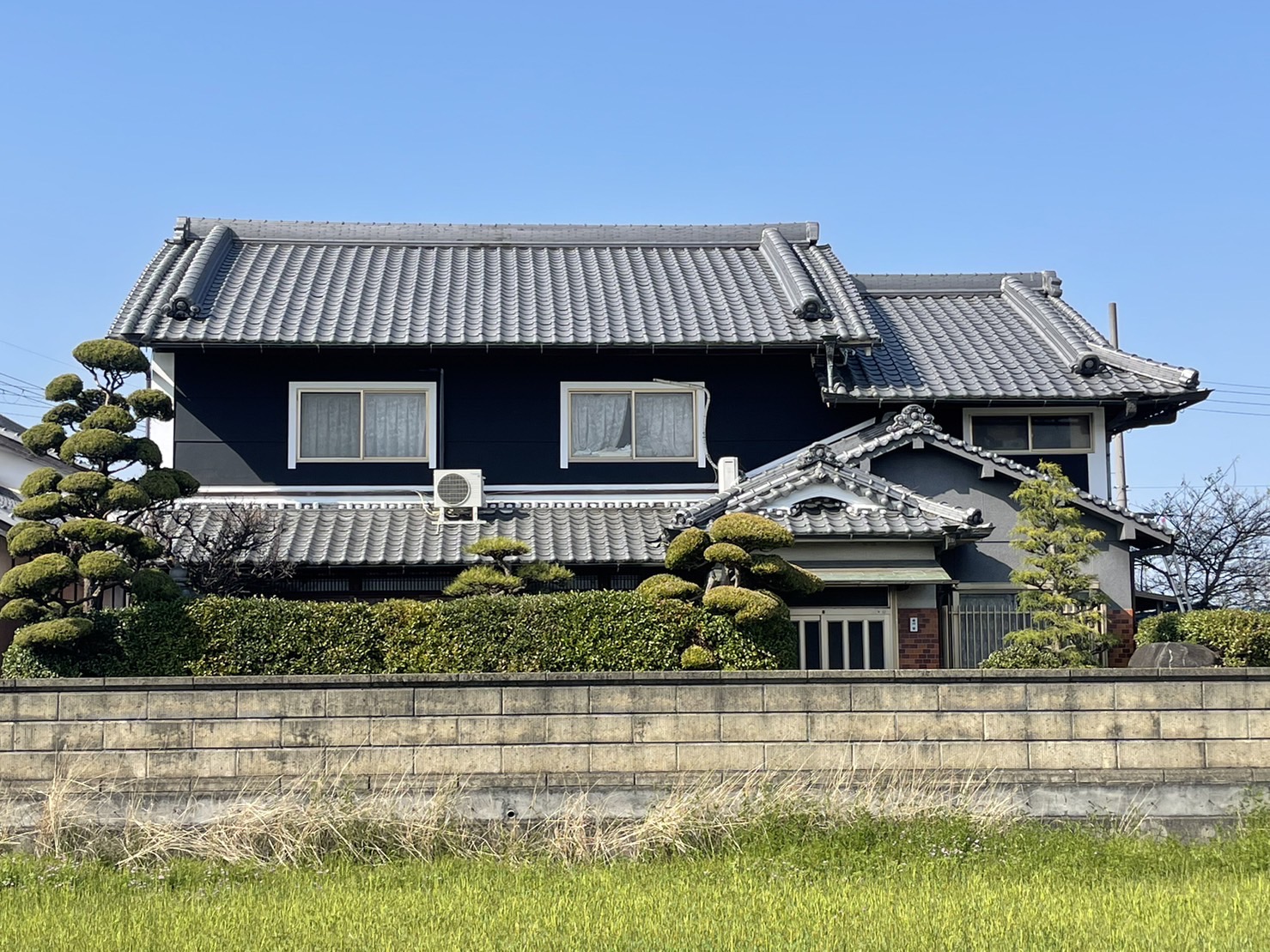 経年劣化により剝がれてしまった漆喰壁を美しく改修工事