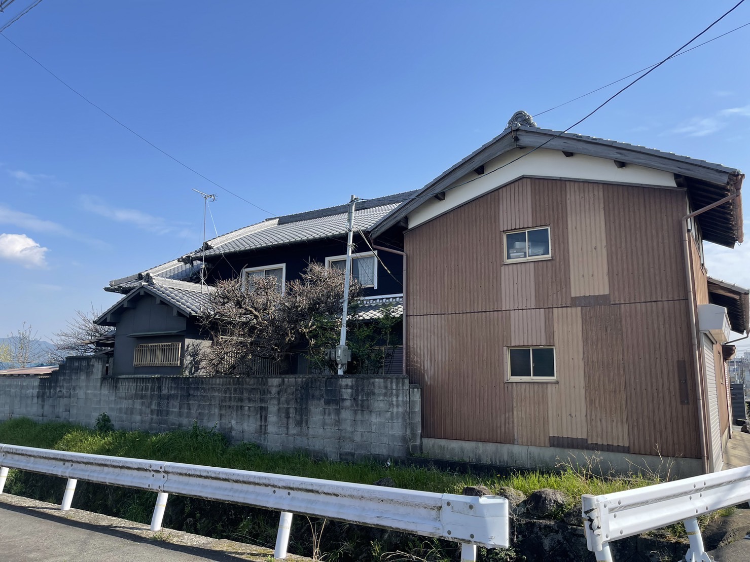 経年劣化により剝がれてしまった漆喰壁を美しく改修工事